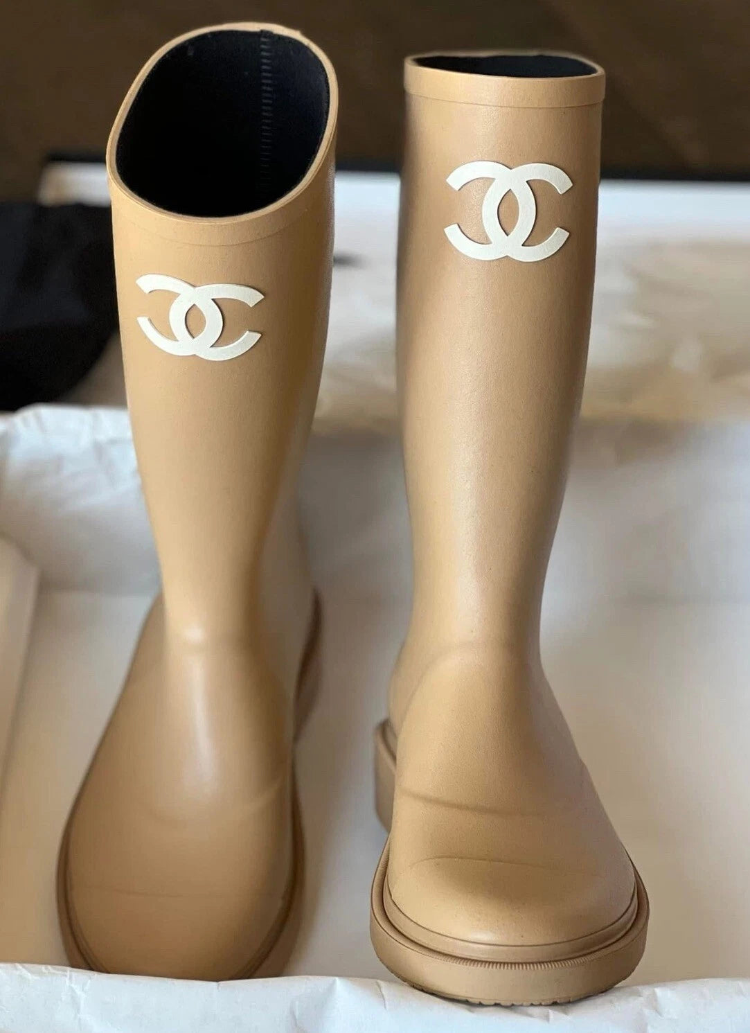 Chanel accessoire uit de Mivelia voorraad, close-up van het premium leer