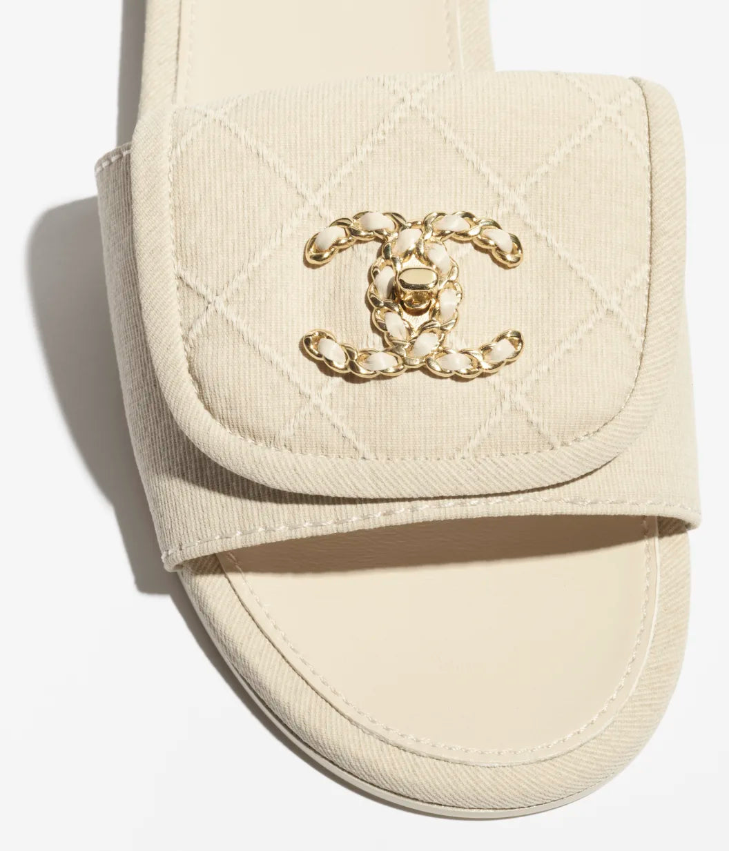 CHANEL BEIGE SLIDES – authentiek designer item, direct leverbaar bij Mivelia