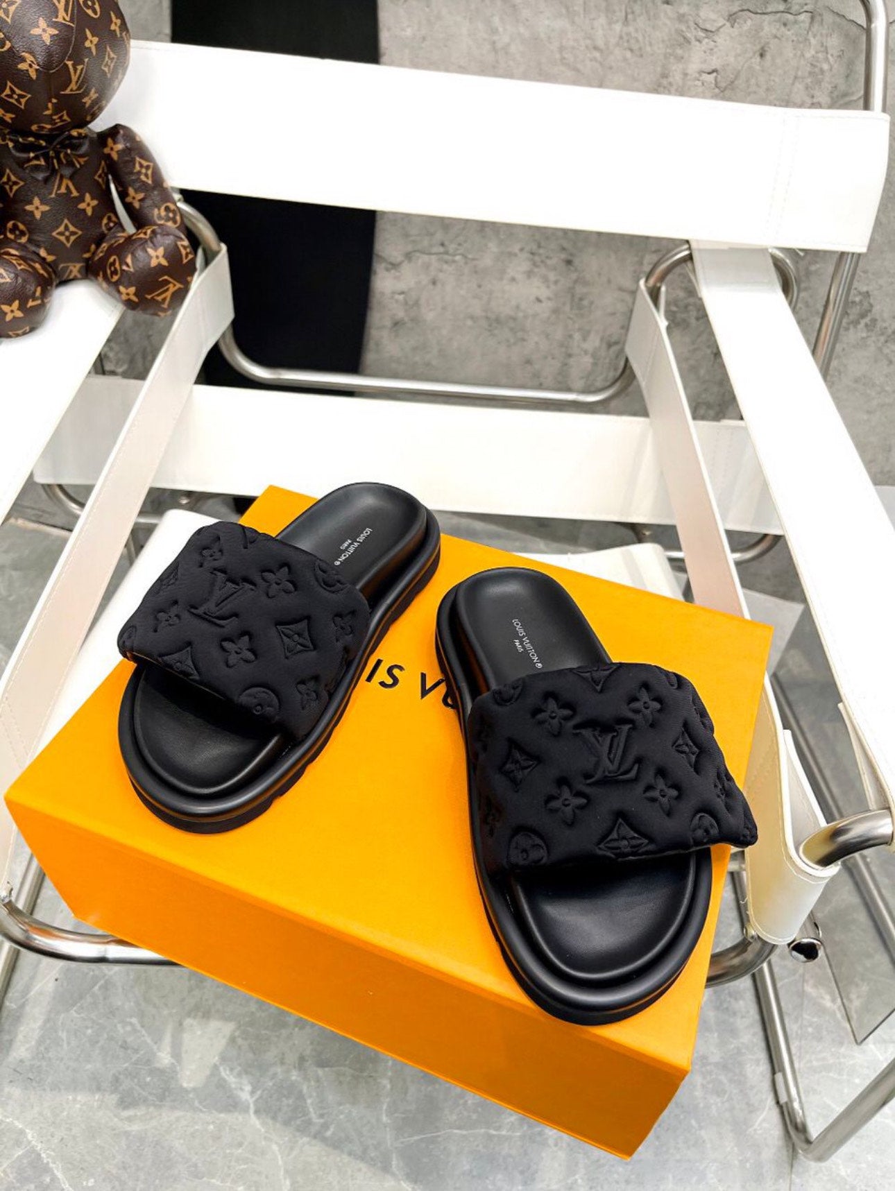 LOUIS VUITTON SLIDE – authentiek designer item, direct leverbaar bij Mivelia