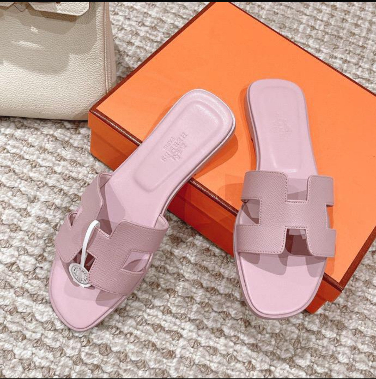 HERMES ORAN SANDAL PINK – authentiek designer item, direct leverbaar bij Mivelia