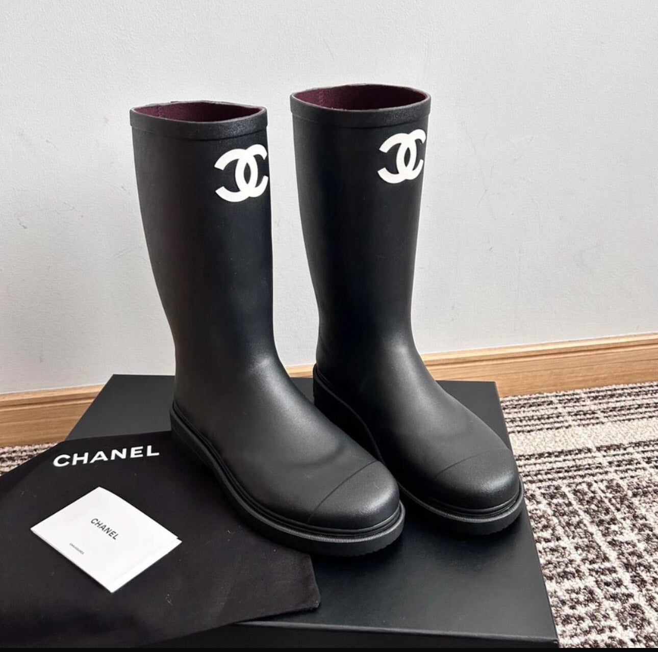 IMG_2073.jpg CHANEL RAINBOOTS BLACK – authentiek designer item, direct leverbaar bij Mivelia