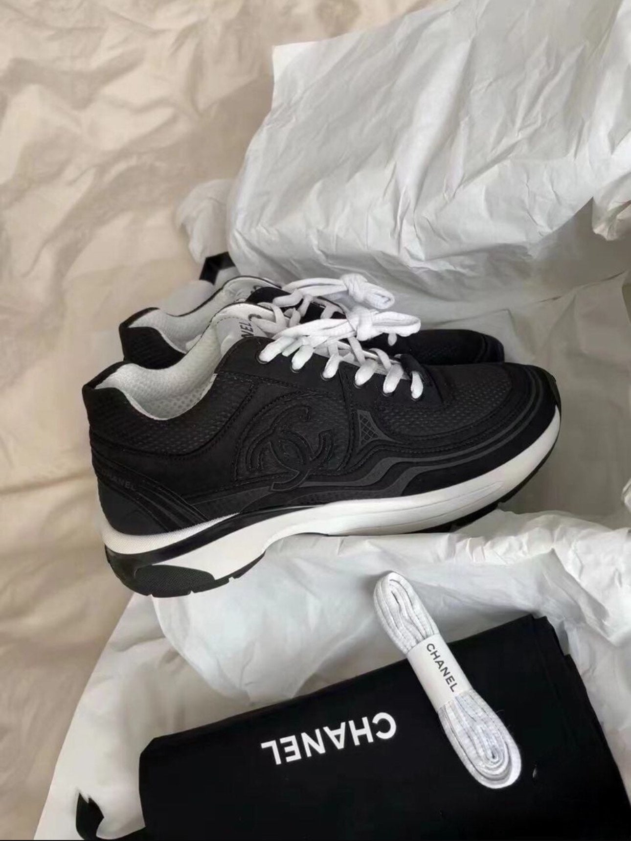 CHANEL SNEAKER BLACK/WHITE – authentiek designer item, direct leverbaar bij Mivelia