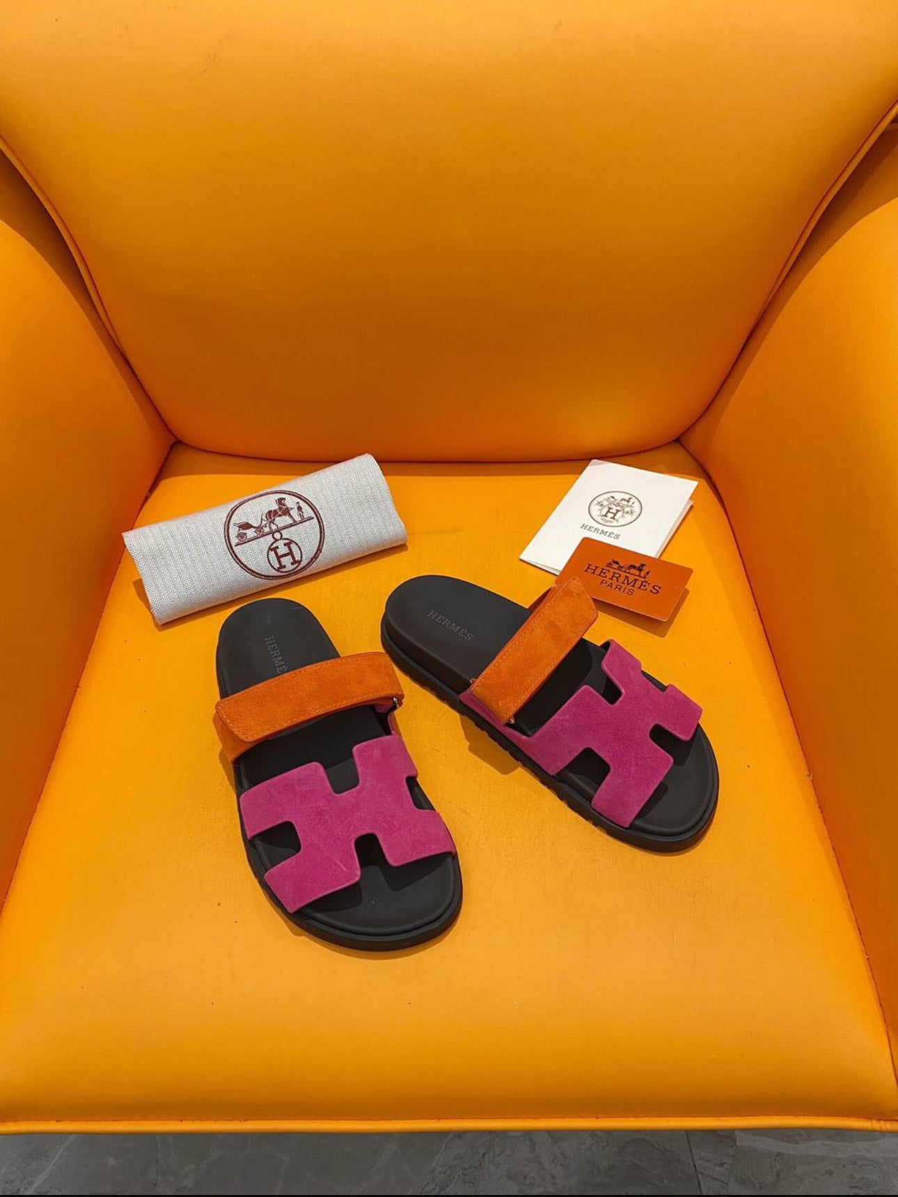 HERMES CHYPRE SANDAL MULITCOLOUR – authentiek designer item, direct leverbaar bij Mivelia