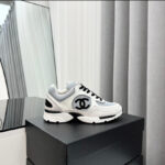 CHANEL SNEAKERS WHITE/BLUE/BLACK – authentiek designer item, direct leverbaar bij Mivelia