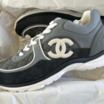 CHANEL CC LOGO LOW TOP TRAINER SUEDE GREY – authentiek designer item, direct leverbaar bij Mivelia