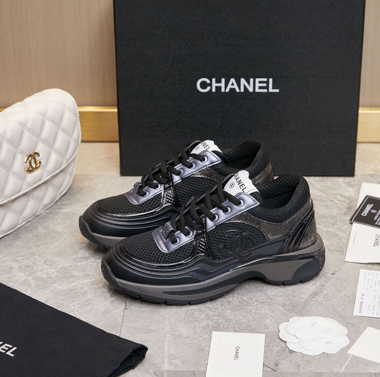 CHANEL SNEAKERS BLACK GLOSS – authentiek designer item, direct leverbaar bij Mivelia