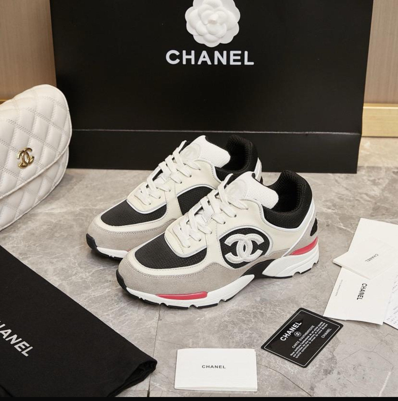 CHANEL SNEAKER BLACK/WHITE/RED – authentiek designer item, direct leverbaar bij Mivelia