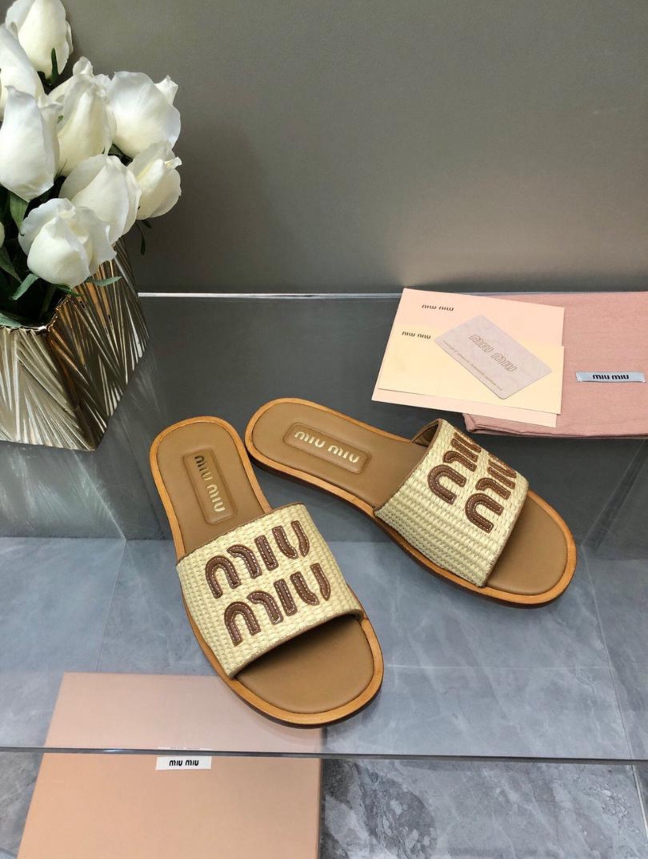 MIU MIU SLIDES – authentiek designer item, direct leverbaar bij Mivelia