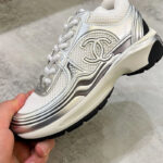 CHANEL CC LOGO METALLIC TRAINER (WHITE/SILVER) – authentiek designer item, direct leverbaar bij Mivelia