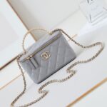 CHANEL MAKE UP BAG GREY – authentiek designer item, direct leverbaar bij Mivelia