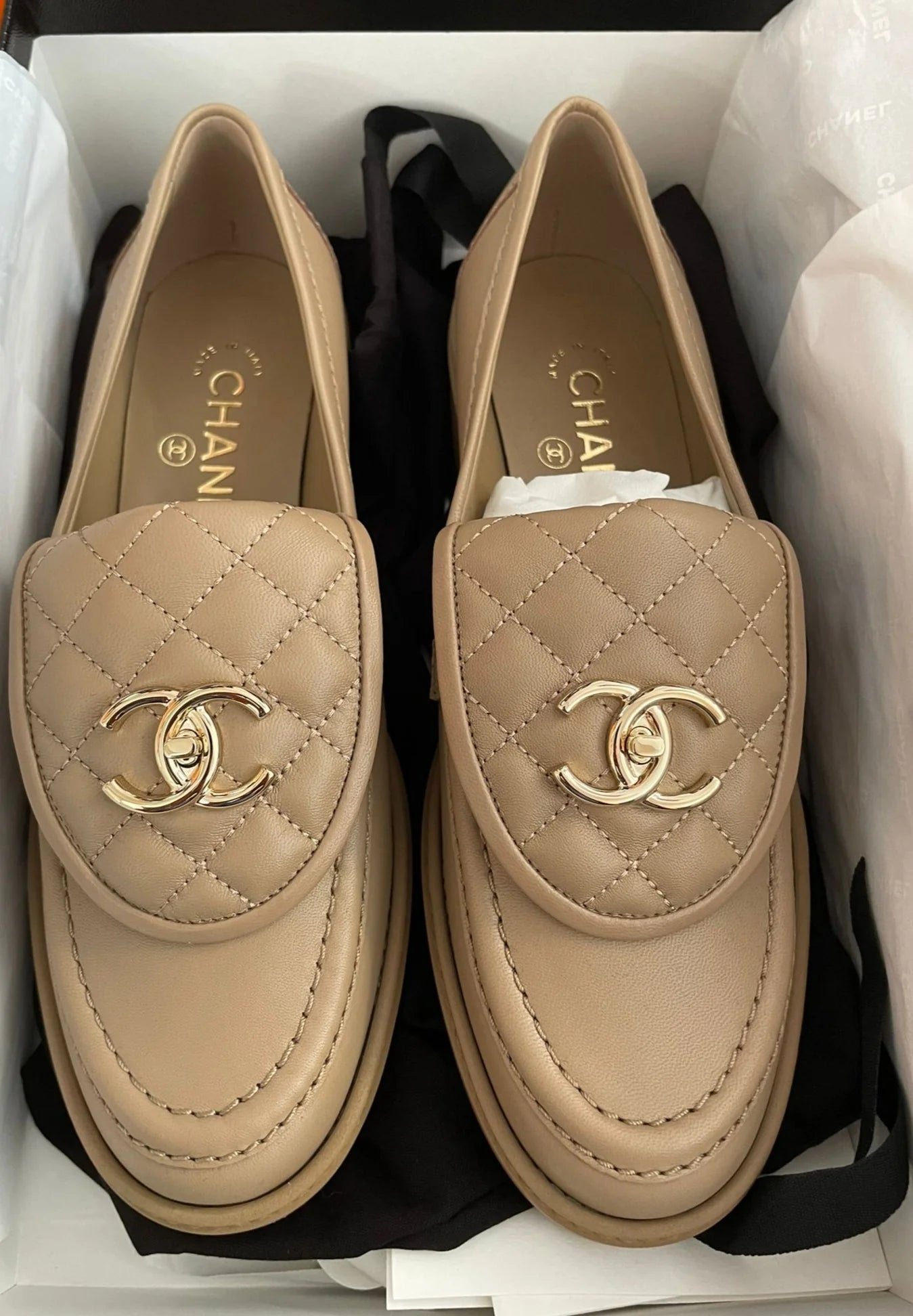 CHANEL MOCASSINS BEIGE – authentiek designer item, direct leverbaar bij Mivelia