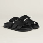 HERMES CHYPRE SANDAL BLACK – authentiek designer item, direct leverbaar bij Mivelia