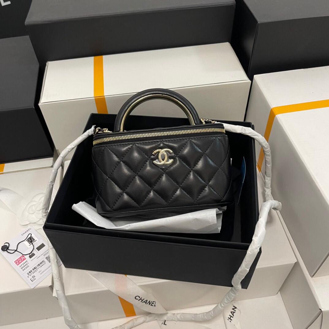 CHANEL CLASSIC MAKE UP BAG – authentiek designer item, direct leverbaar bij Mivelia
