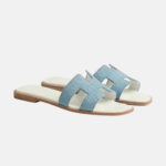 Hermès Oran sandaal in denimblauw, zijaanzicht, Mivelia voorraad